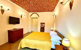 Exquisitely Renovated And Centrally Located Apartment With Free Parking